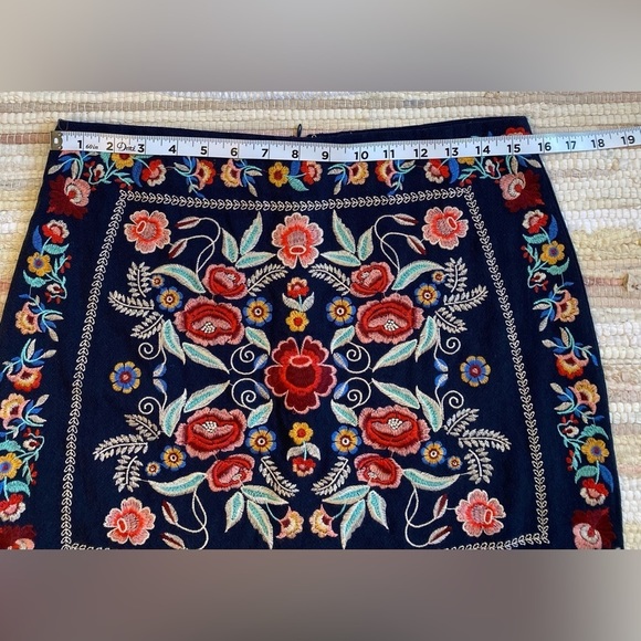Umgee Floral Embroidered Navy Mini Skirt NWT Size M - Picture 7 of 9